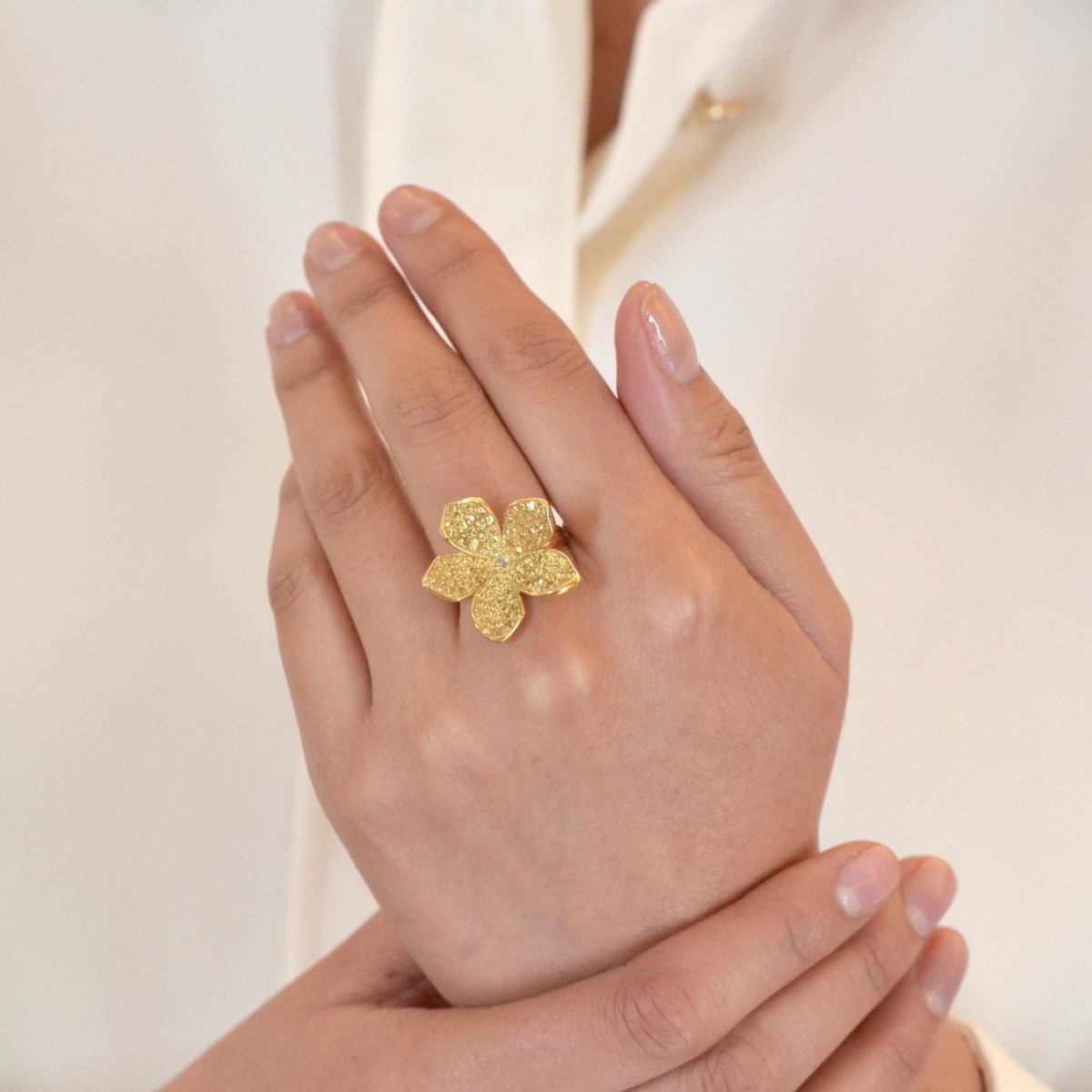 Bague en or jaune, saphirs et diamant - Castafiore
