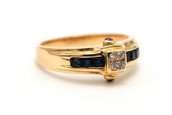 Bague en or jaune, saphirs, rubis et diamants - Castafiore