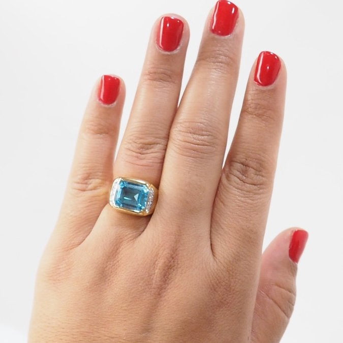 Bague en or jaune, Topaze bleue et diamants - Castafiore