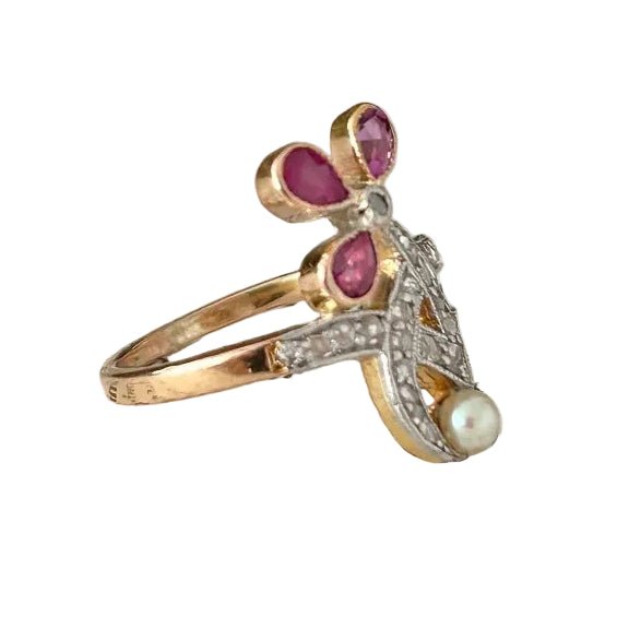 Bague en or rose, platine, rubis, perle et diamants - Castafiore