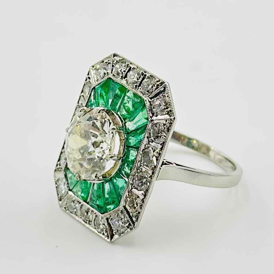 Bague en platine, diamant et émeraudes
