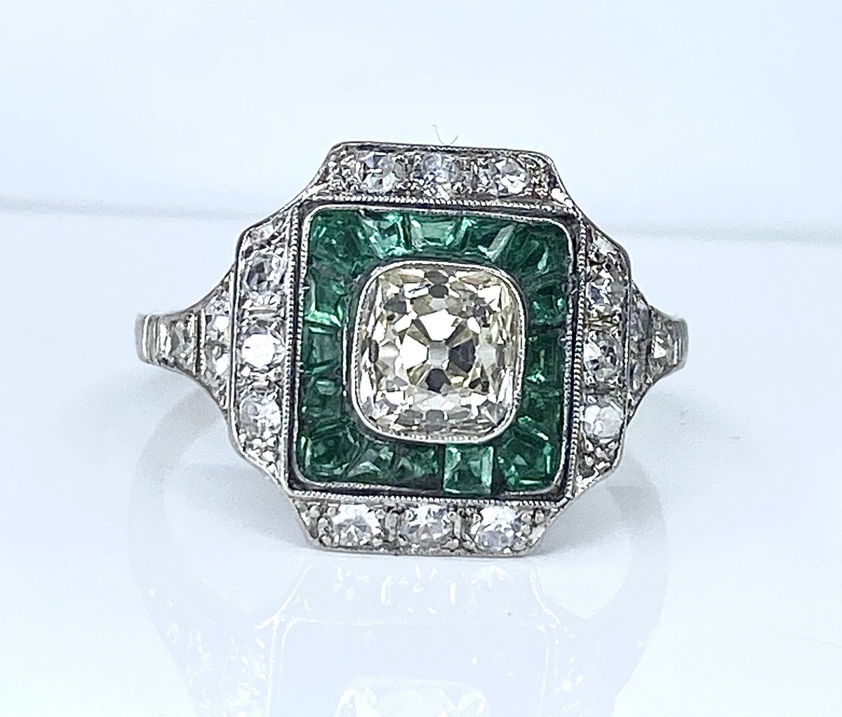 Bague en platine, diamants et émeraudes vers 1900 - Castafiore