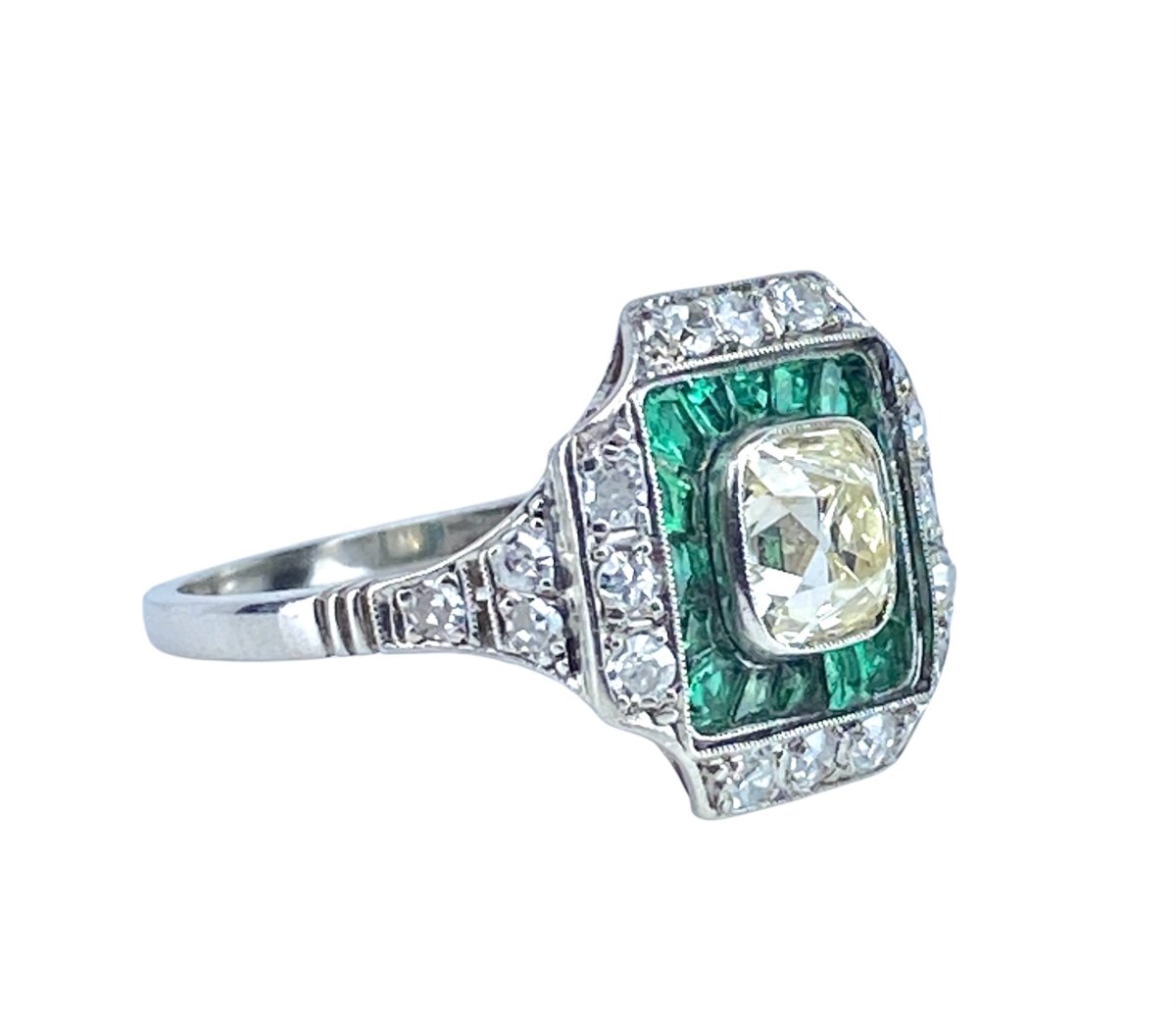 Bague en platine, diamants et émeraudes vers 1900 - Castafiore
