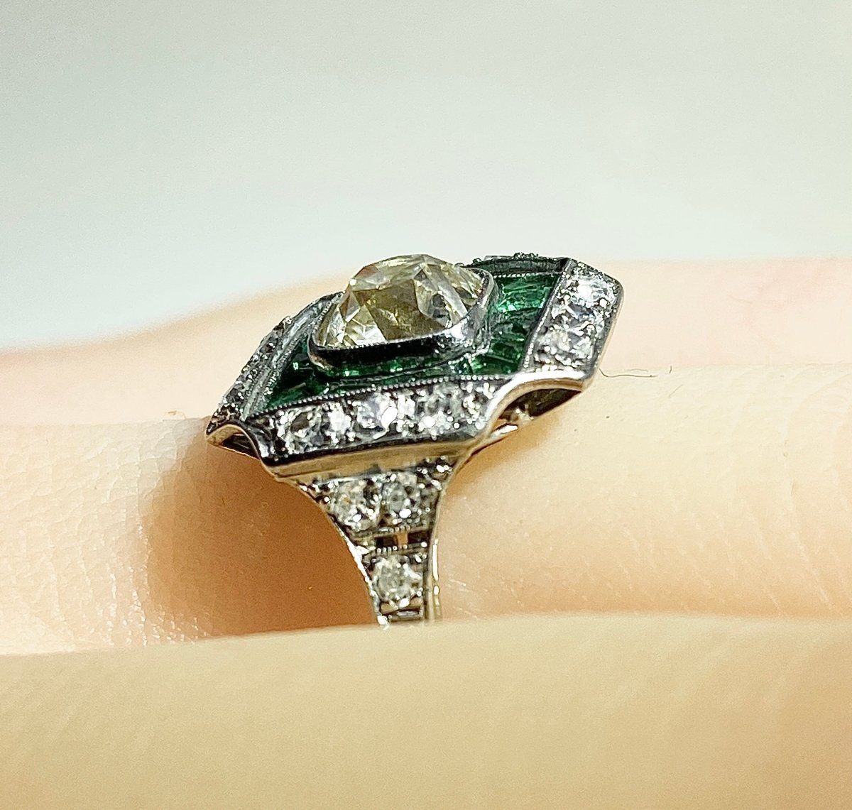 Bague en platine, diamants et émeraudes vers 1900 - Castafiore
