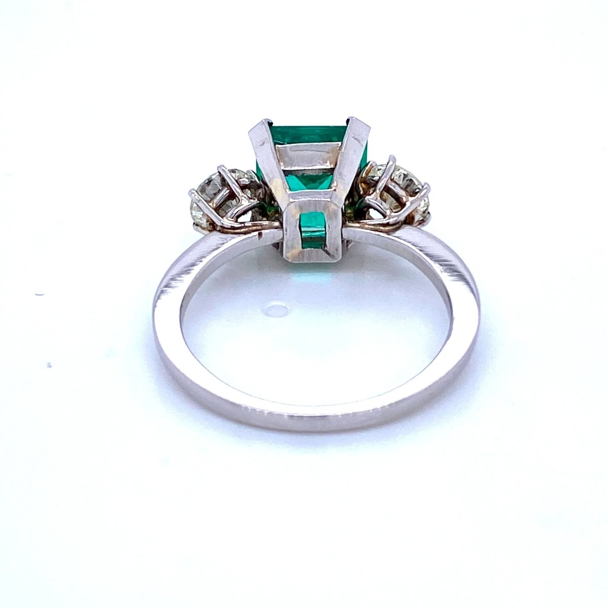 Bague en platine, émeraude et diamant - Castafiore