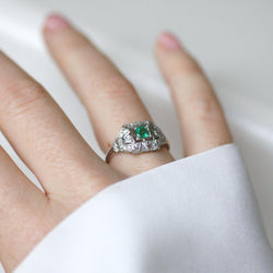 Bague en platine, émeraude, et diamants - Castafiore