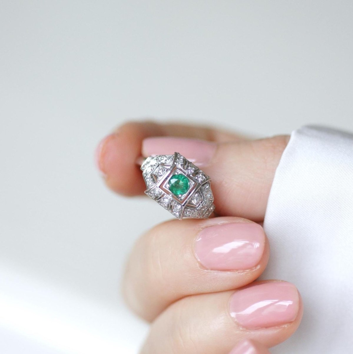 Bague en platine, émeraude, et diamants - Castafiore