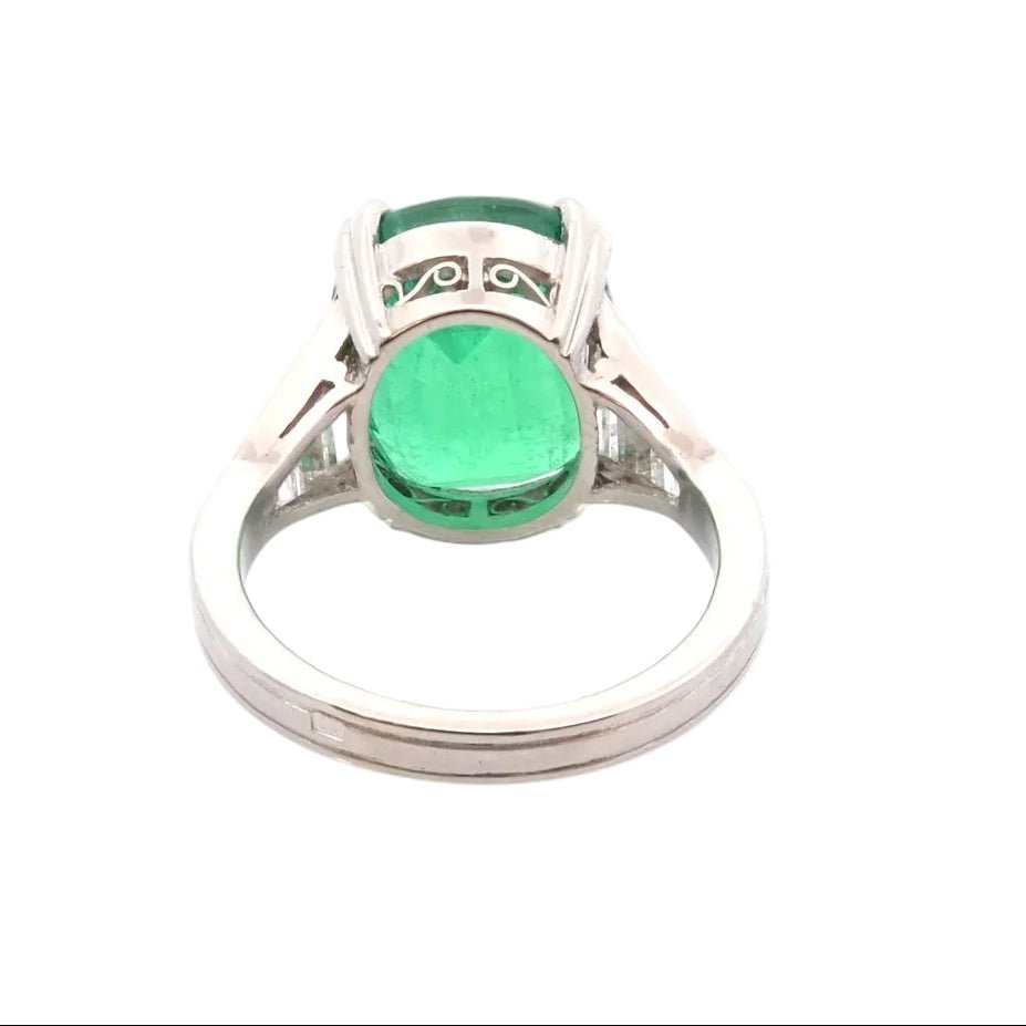 Ring emerald of 6.57cts and diamonds