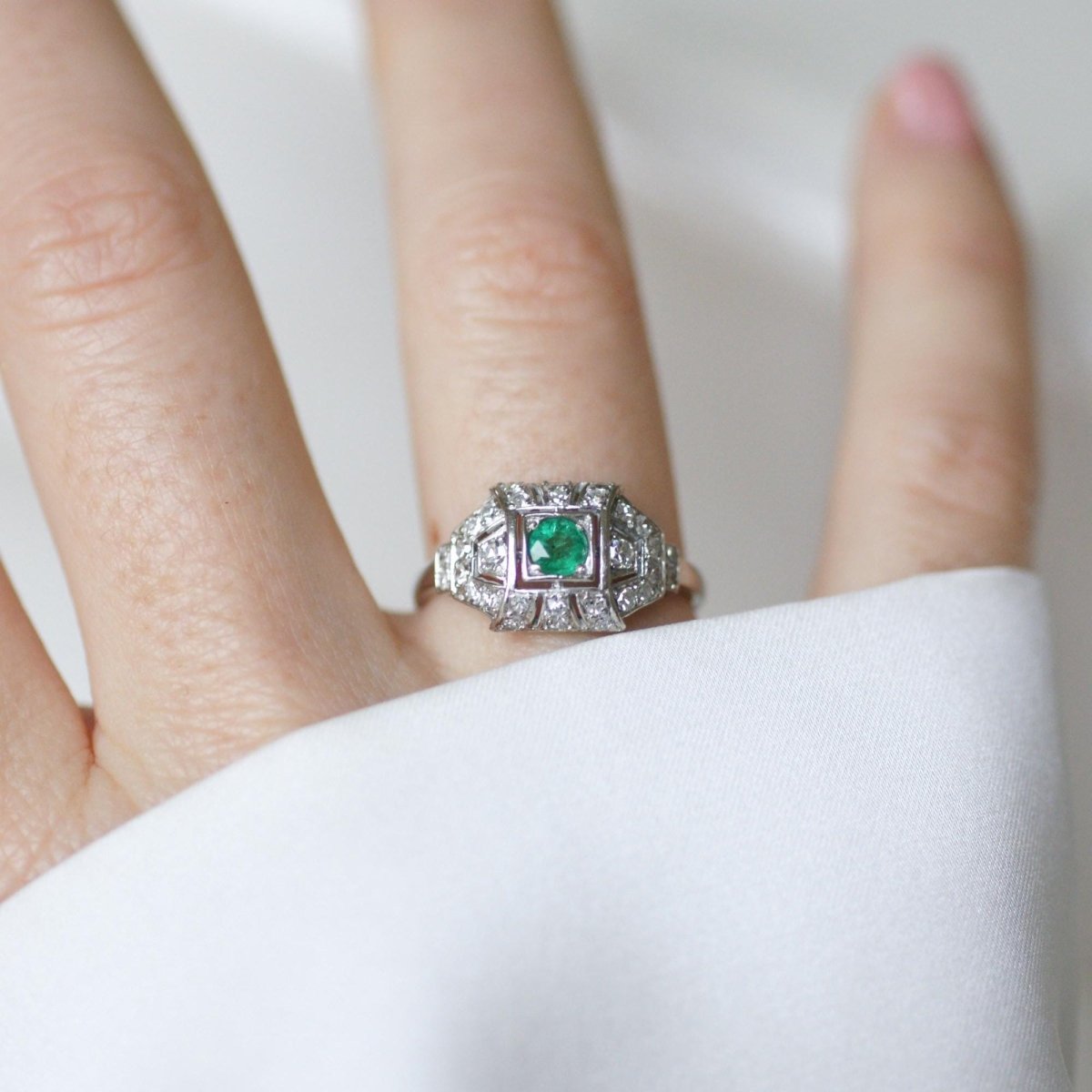 Bague en platine, émeraude, et diamants - Castafiore