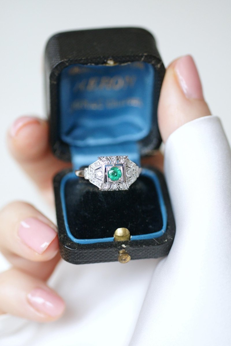 Bague en platine, émeraude, et diamants - Castafiore