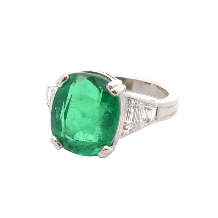 Ring emerald of 6.57cts and diamonds