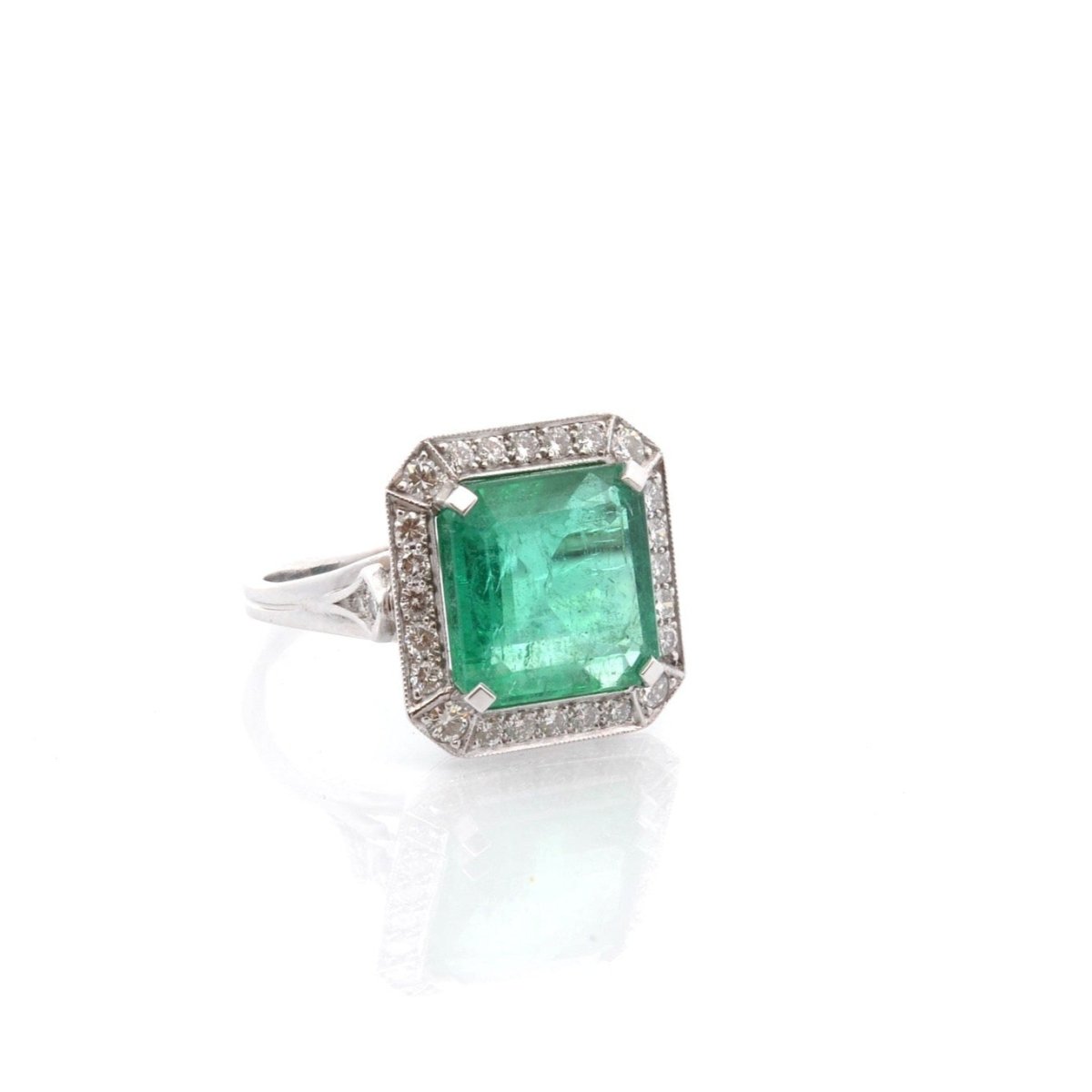Bague en platine, émeraude et diamants - Castafiore