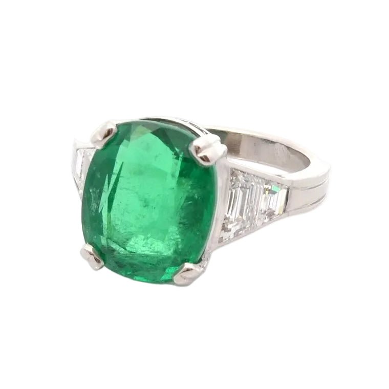 Ring emerald of 6.57cts and diamonds