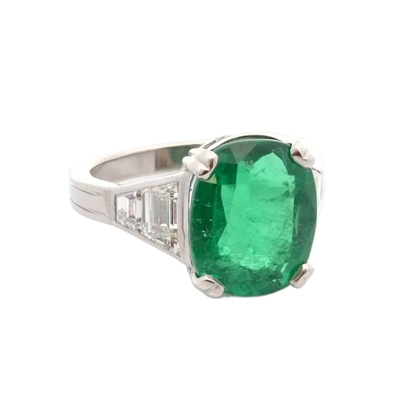 Ring emerald of 6.57cts and diamonds