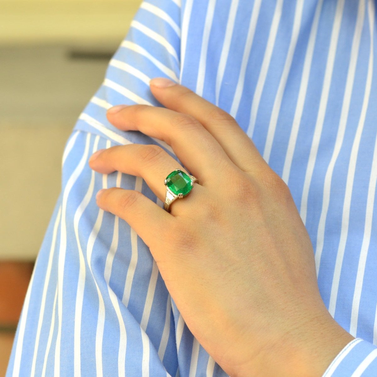 Ring emerald of 6.57cts and diamonds