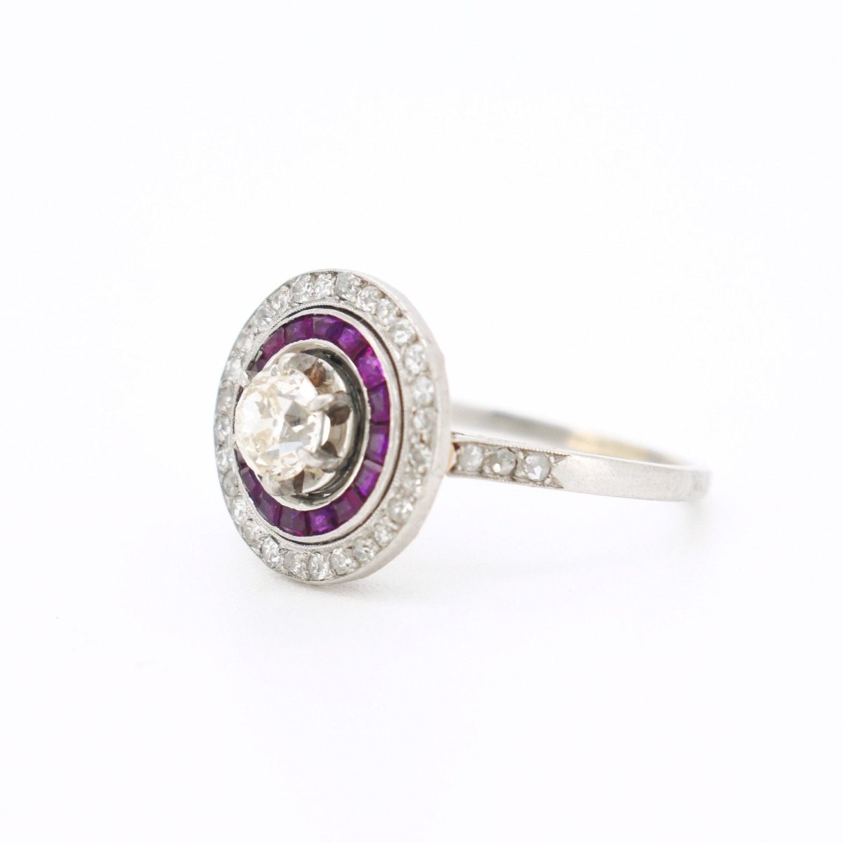 Bague en platine, rubis et diamants - Castafiore