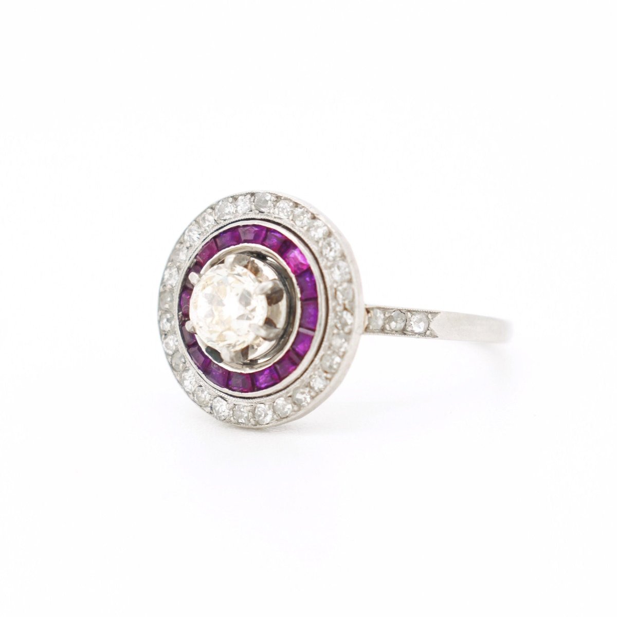 Bague en platine, rubis et diamants - Castafiore