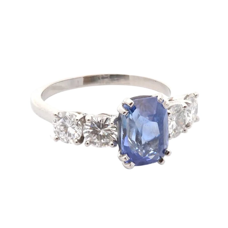 Ring sapphire of 3.04cts and diamonds at paltinium