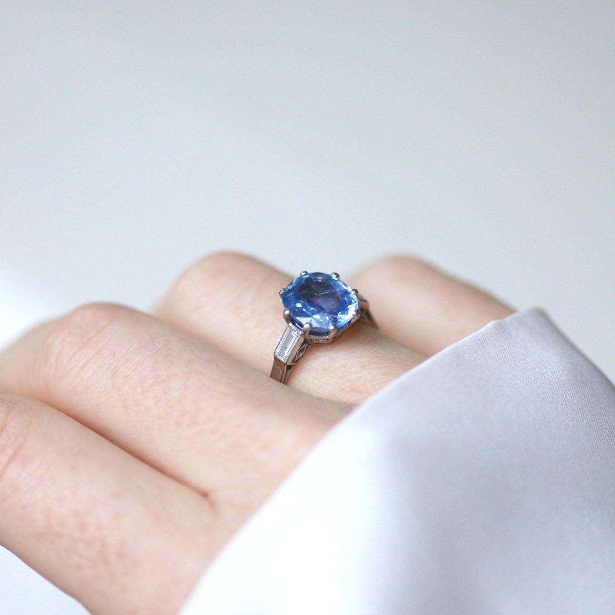 Bague en platine, saphir, et diamants - Castafiore