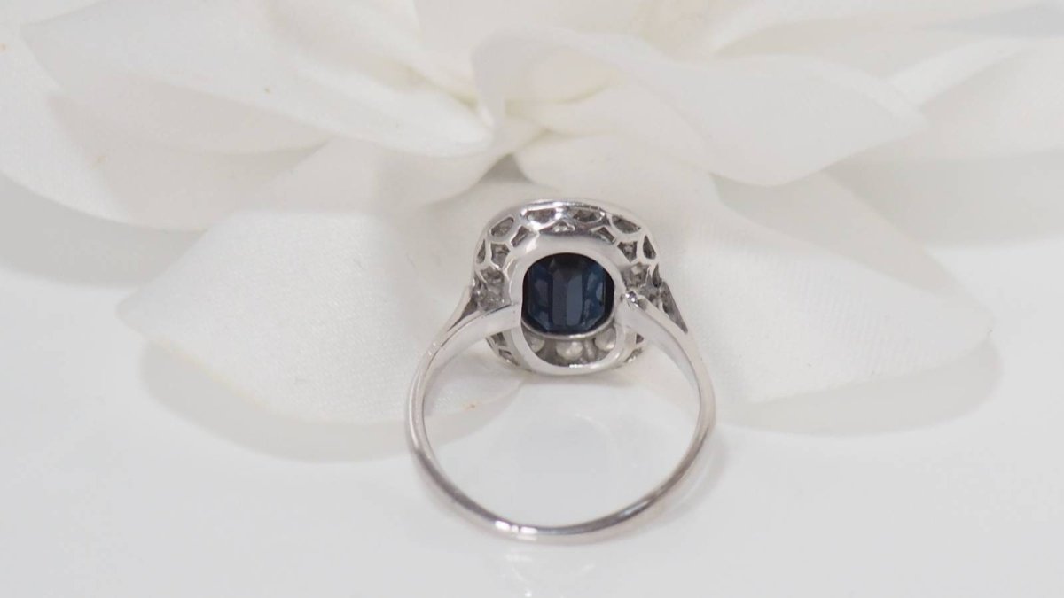 Bague en platine, saphir et diamants - Castafiore