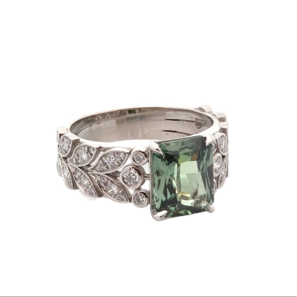 Bague en platine, saphir et diamants - Castafiore