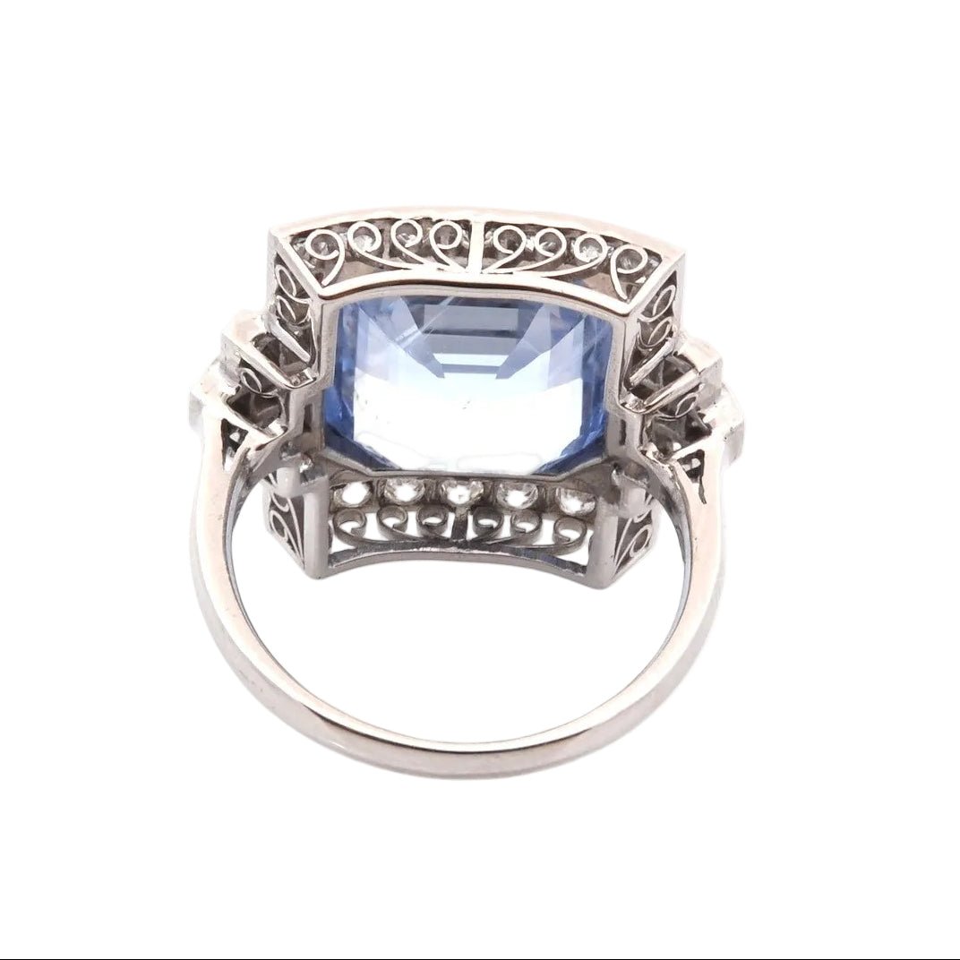 Bague en platine, saphir et diamants - Castafiore
