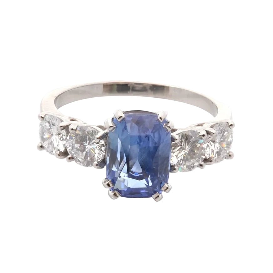 Ring sapphire of 3.04cts and diamonds at paltinium