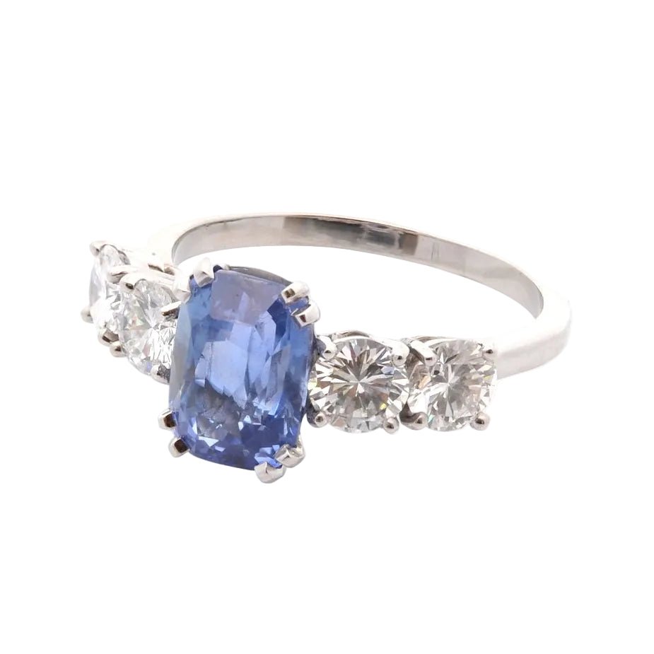 Ring sapphire of 3.04cts and diamonds at paltinium