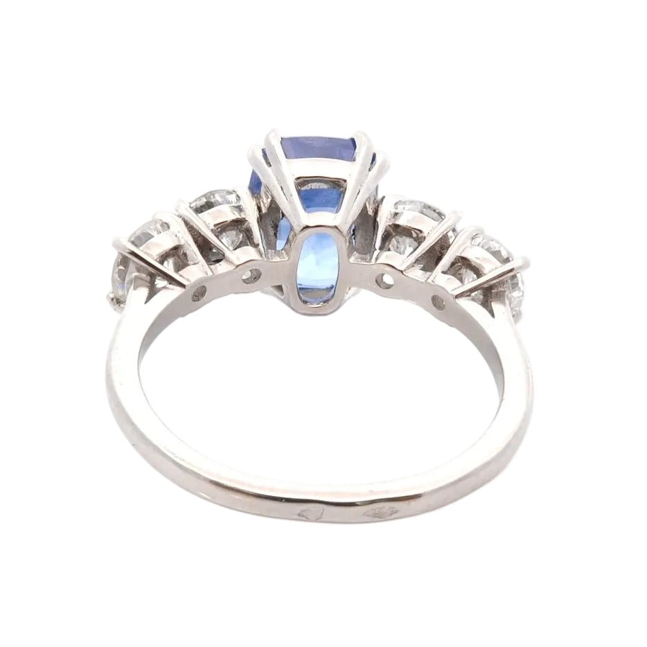 Ring sapphire of 3.04cts and diamonds at paltinium