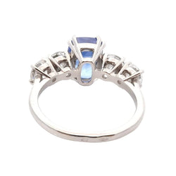 Ring sapphire of 3.04cts and diamonds at paltinium
