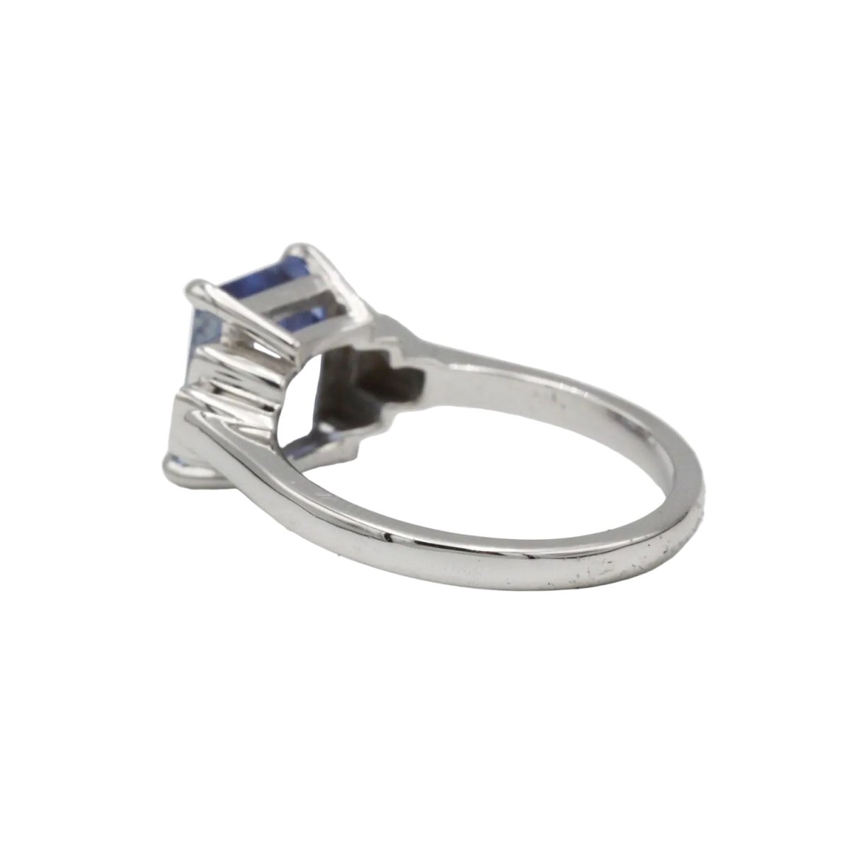 Bague en platine, saphir et diamants - Castafiore