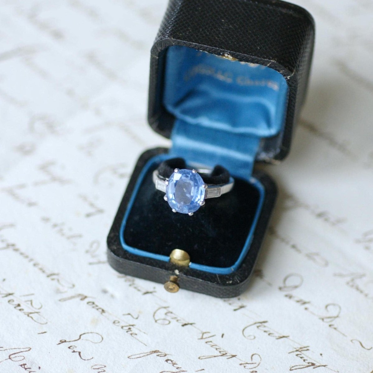 Bague en platine, saphir, et diamants - Castafiore