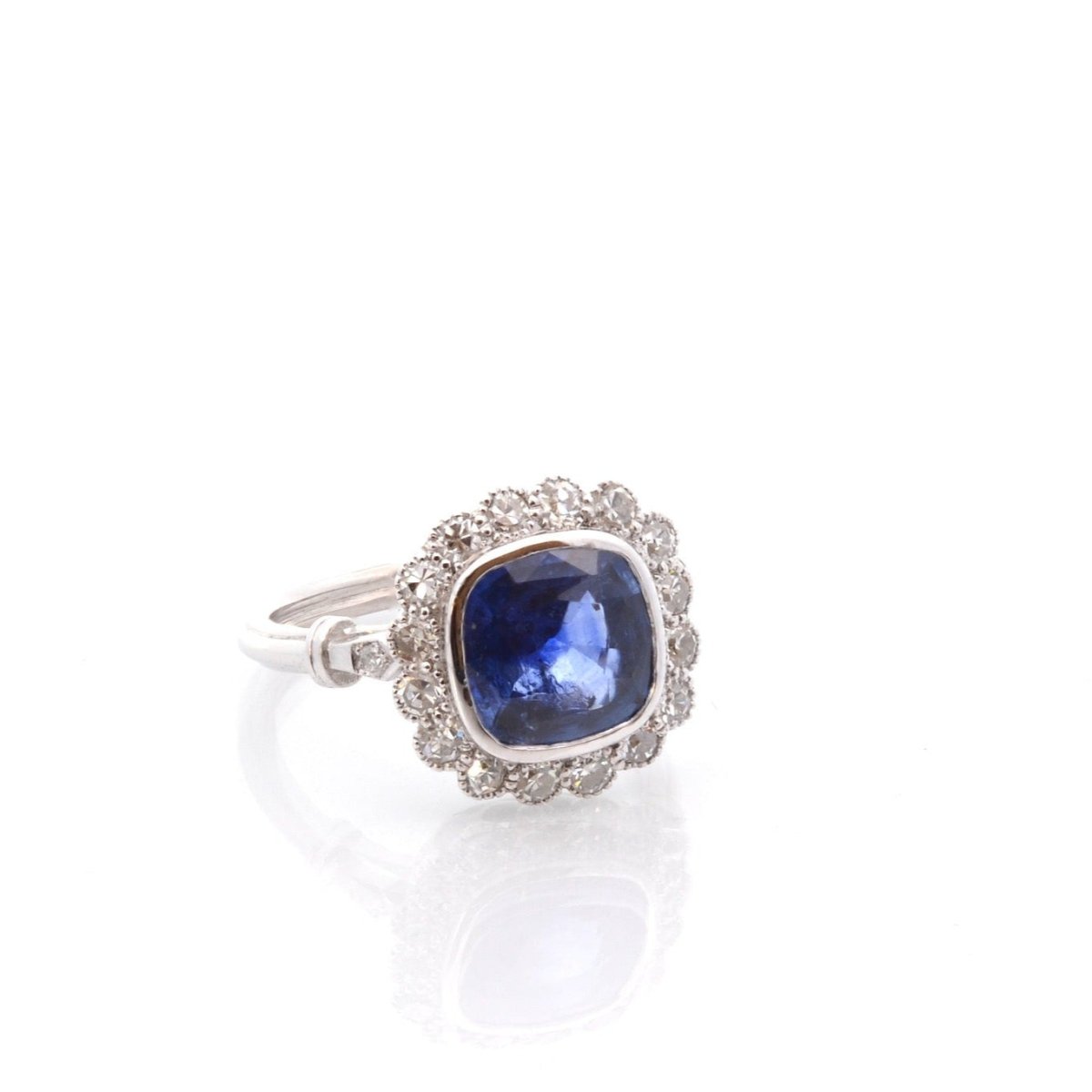 Bague en platine, saphir et diamants - Castafiore