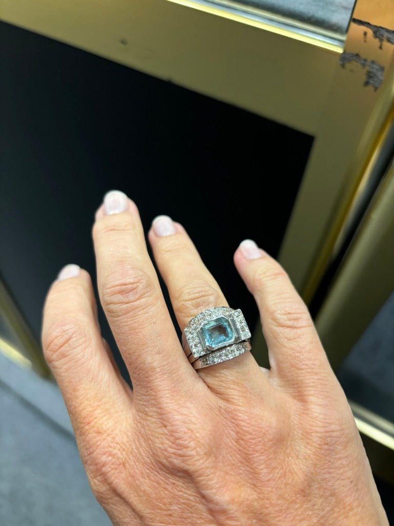 Bague en platine, sertie d'une aigue - marine et de diamants - Castafiore