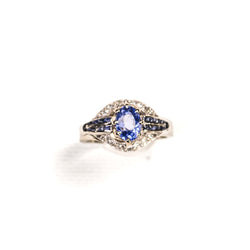 Bague Entourage Art Déco en or blanc et platine, saphir de Ceylan - Castafiore