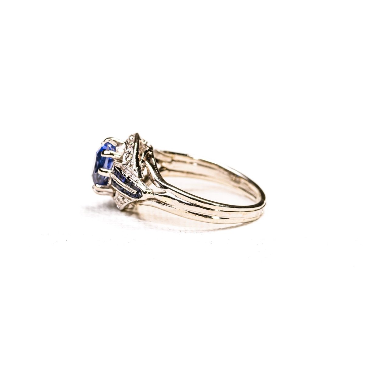 Bague Entourage Art Déco en or blanc et platine, saphir de Ceylan - Castafiore
