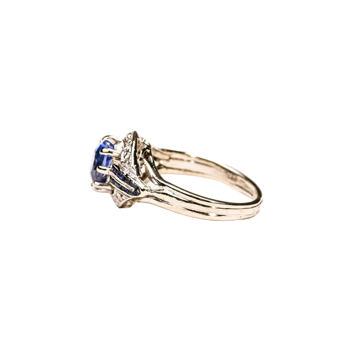 Bague Entourage Art Déco en or blanc et platine, saphir de Ceylan - Castafiore