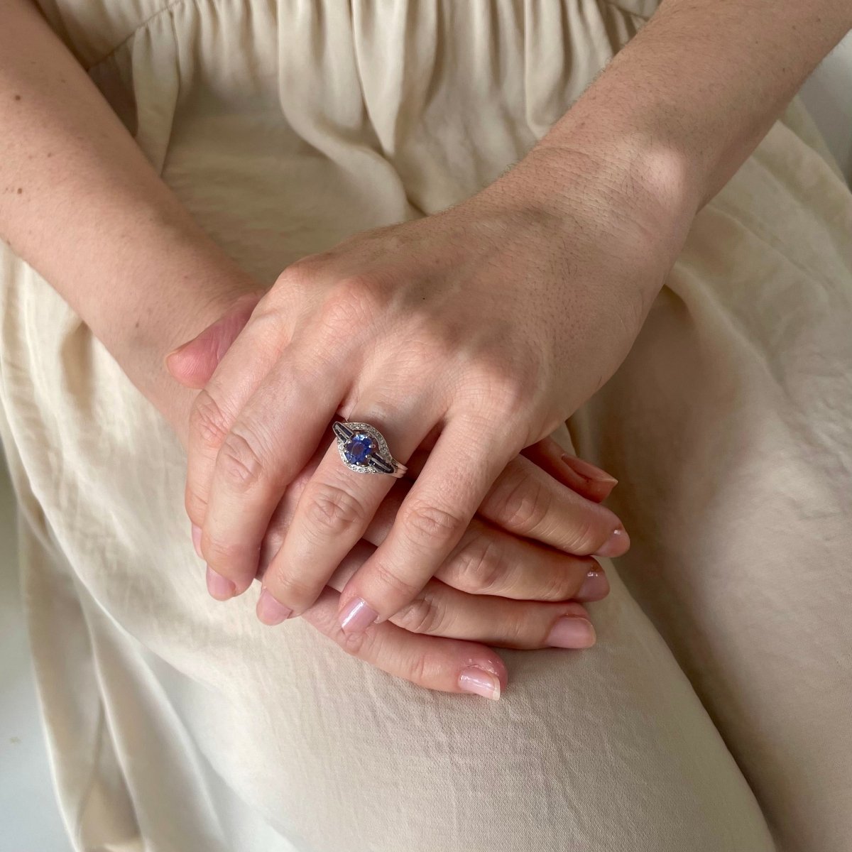 Bague Entourage Art Déco en or blanc et platine, saphir de Ceylan - Castafiore