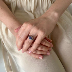 Bague Entourage Art Déco en or blanc et platine, saphir de Ceylan - Castafiore