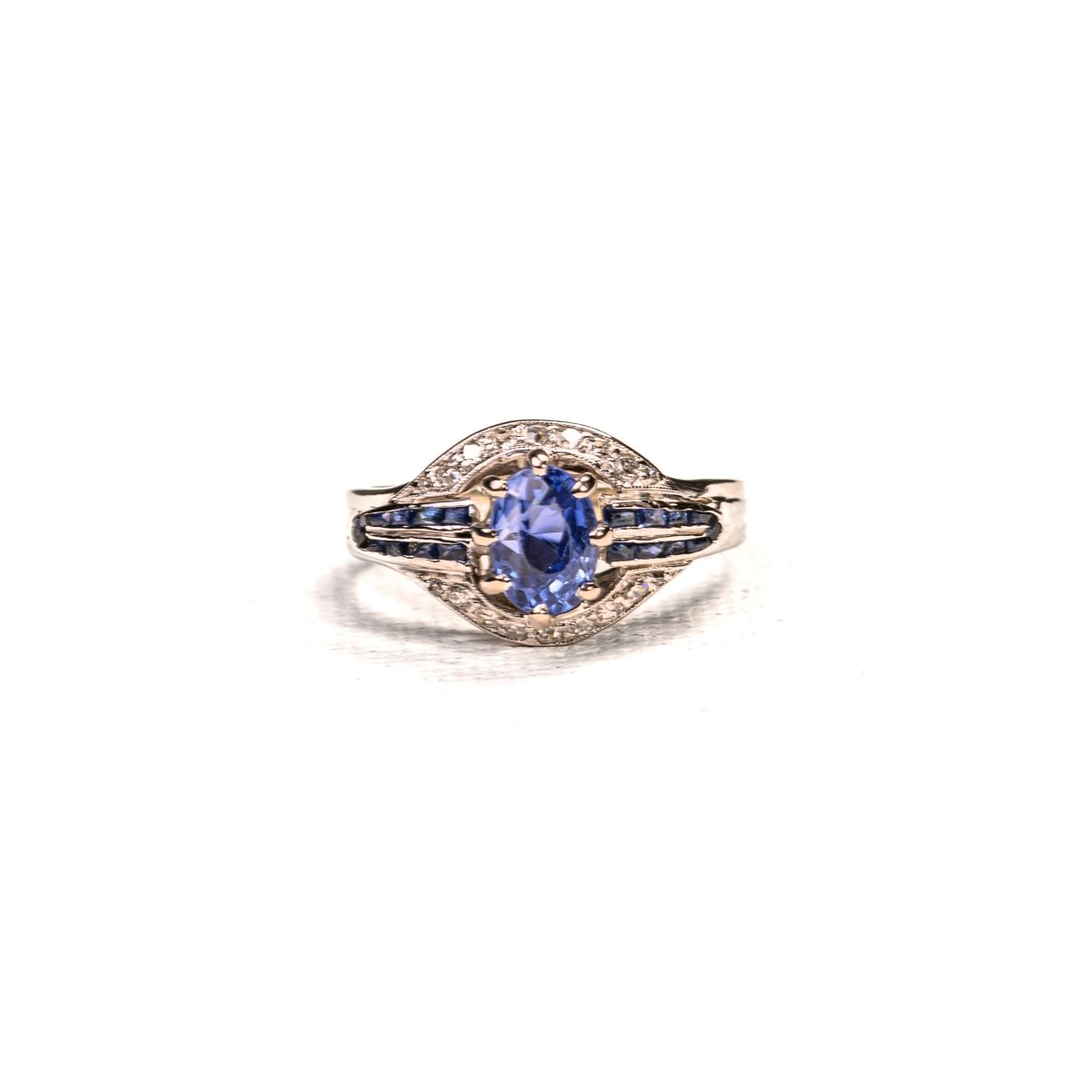 Bague Entourage Art Déco en or blanc et platine, saphir de Ceylan - Castafiore