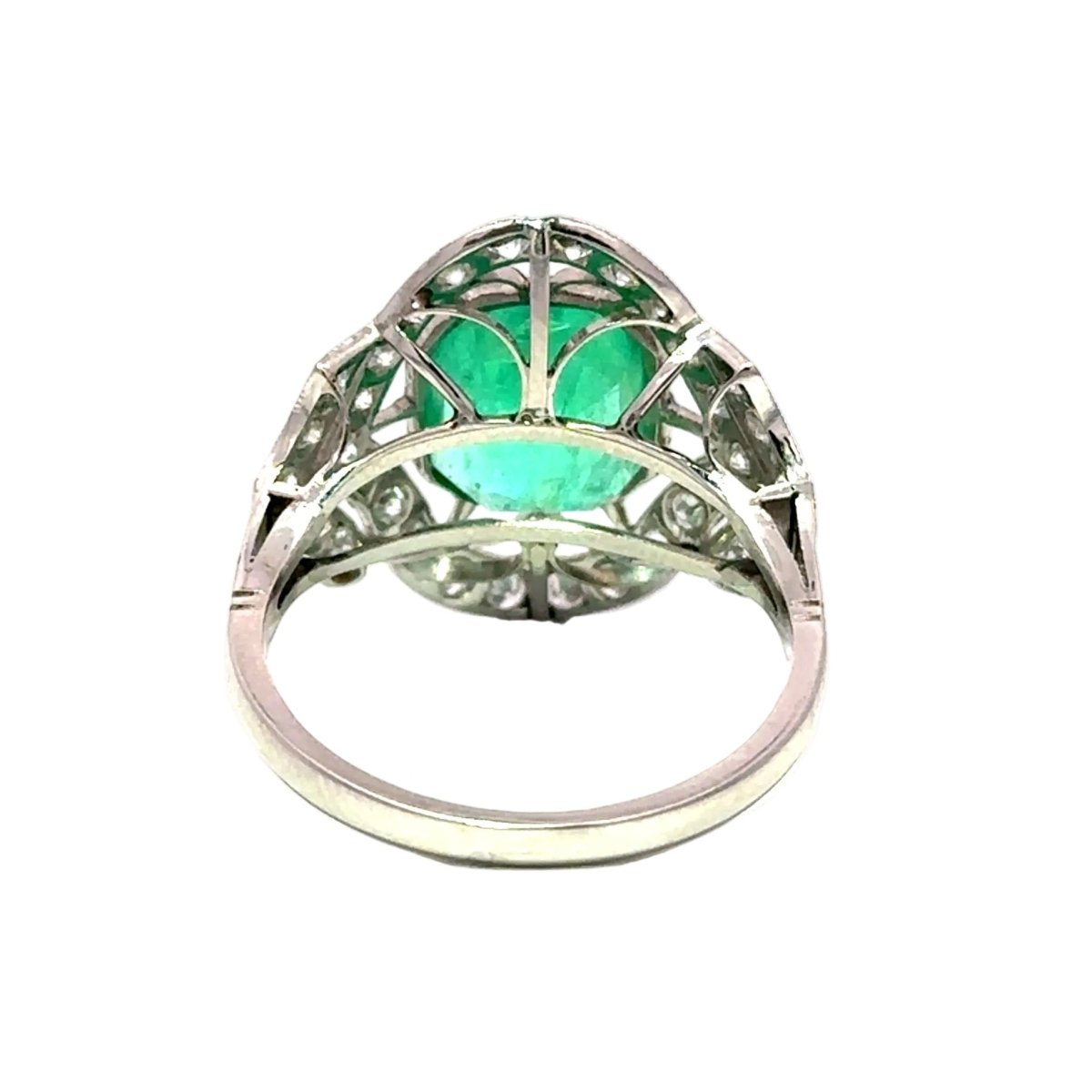 Bague Entourage Art Déco en platine, émeraude et diamants - Castafiore