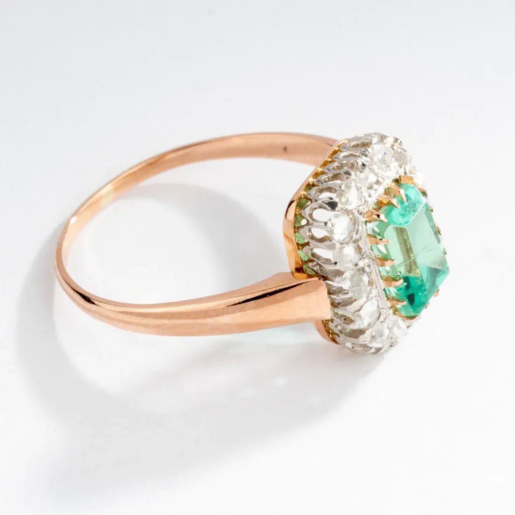 Bague entourage émeraude et diamant. - Castafiore