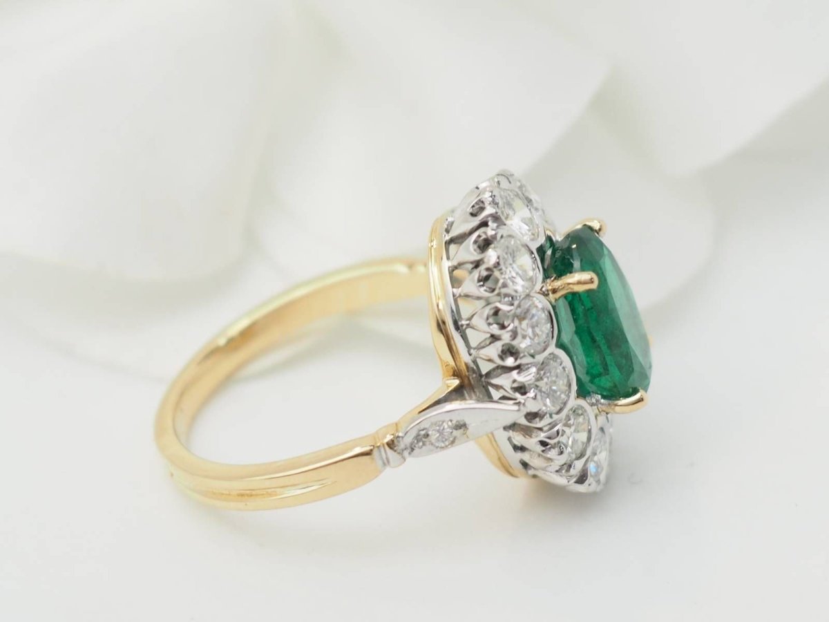 Bague entourage en or bicolore, émeraude et diamants - Castafiore