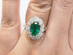 Bague entourage en or bicolore, émeraude et diamants - Castafiore