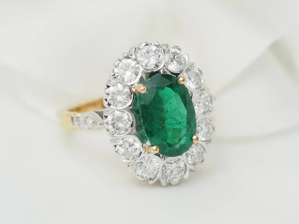Bague entourage en or bicolore, émeraude et diamants - Castafiore