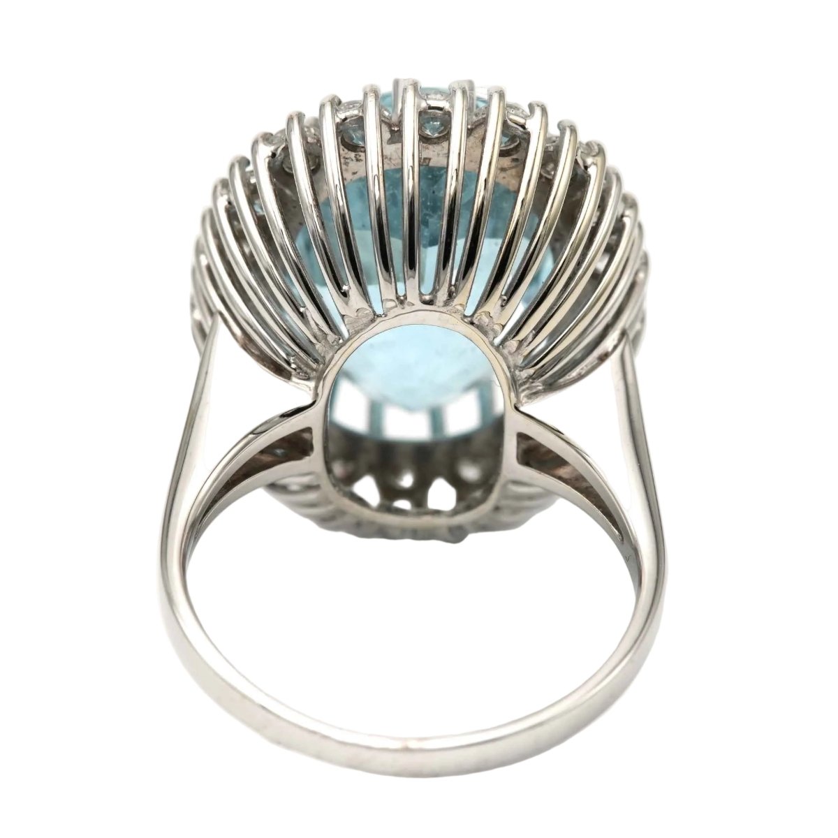 Bague Entourage en or blanc, aigue - marine et diamants - Castafiore
