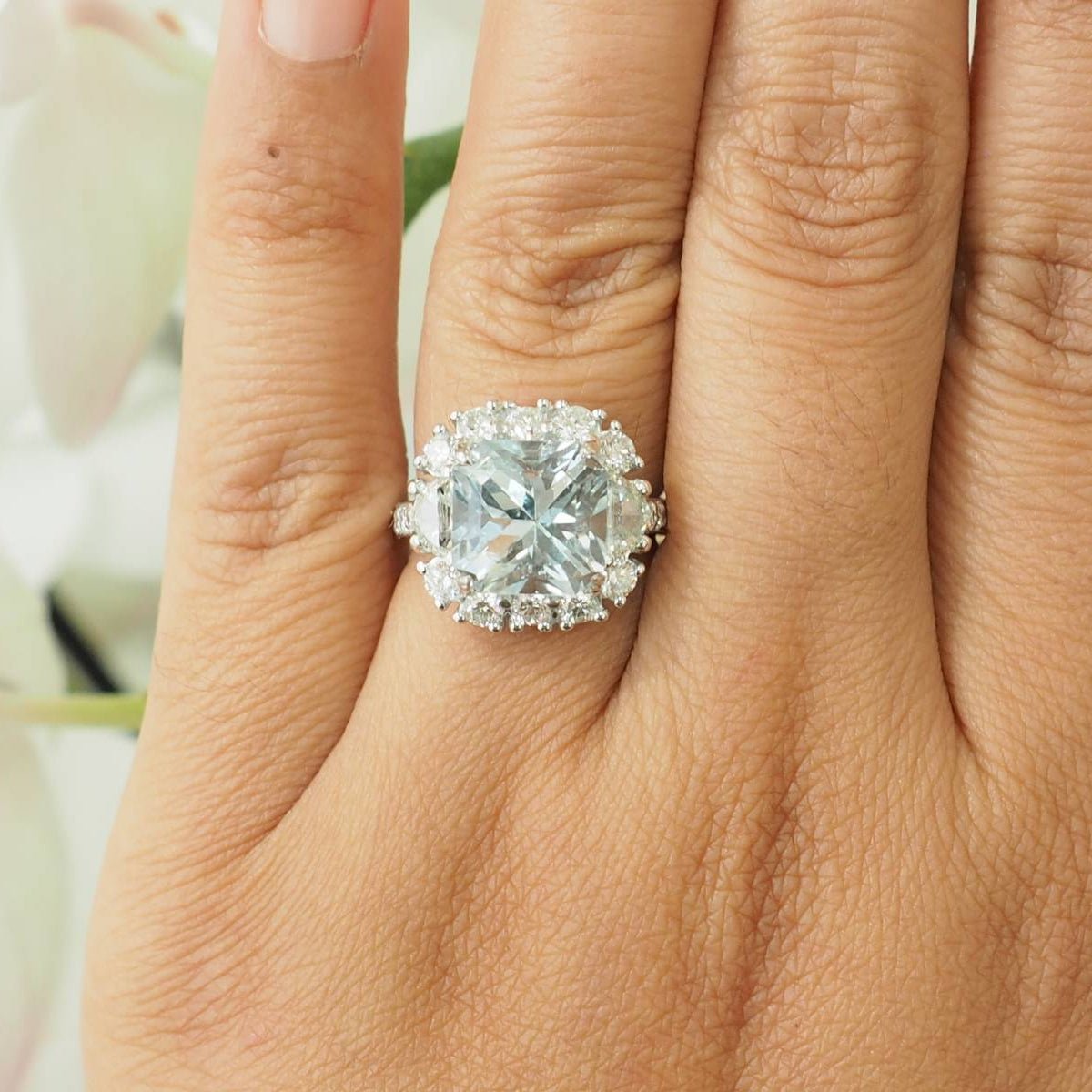 Bague Entourage en or blanc, aigue-marine et diamants - Castafiore