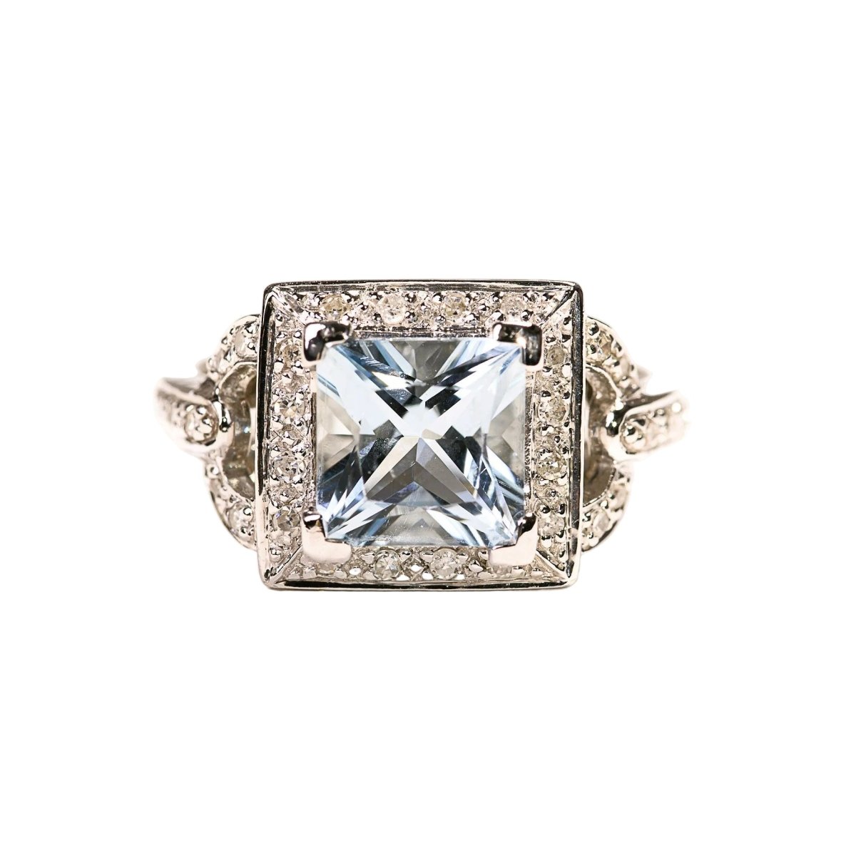 Bague Entourage en or blanc, aigue - marine et diamants - Castafiore