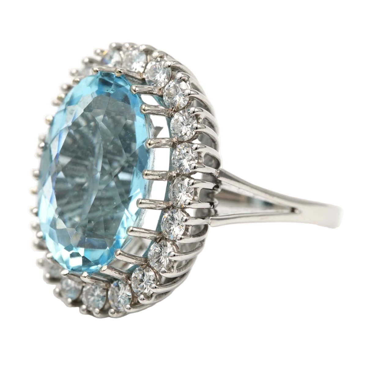 Bague Entourage en or blanc, aigue - marine et diamants - Castafiore