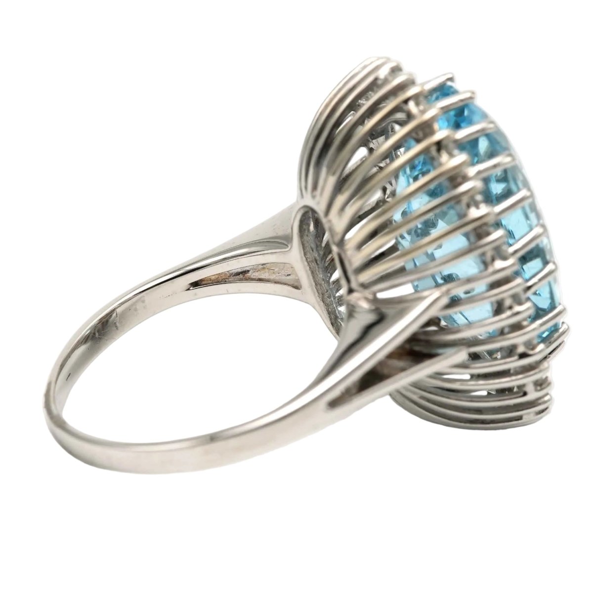 Bague Entourage en or blanc, aigue - marine et diamants - Castafiore